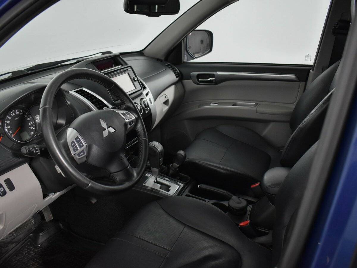 Mitsubishi Pajero Sport, 2015 Фото №8