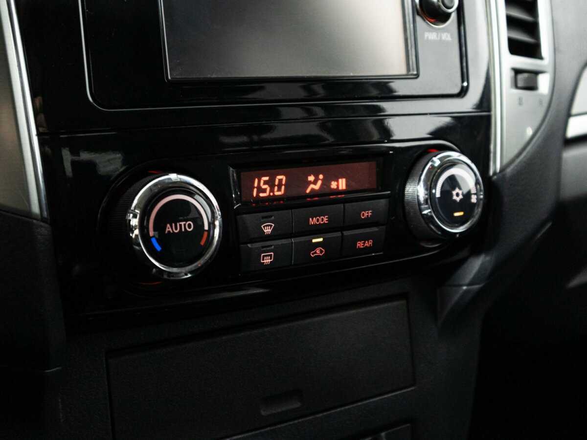 Mitsubishi Pajero, 2015 Фото №15