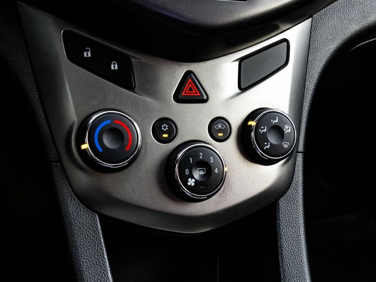 Chevrolet Aveo, 2015 Фото №11